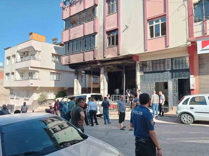 Mobilya Döşeme Dükkanındaki Yangın Eve Ve Arabaya Sıçradı