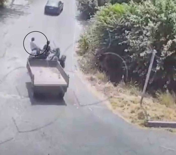 Düştüğü Traktörün Altında Kaldı: Gencin Ölüm Anları Kameraya Yansıdı