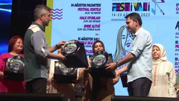 Dokuma Sanatçısı Neziroğlu Şile’de “Yıldızlara Nakşetmek” Adlı Performansını Sergiledi