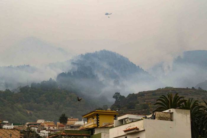 İspanya’nın Tenerife Adası Yangınlarla Boğuşuyor: 26 Bin Kişi Tahliye Edildi