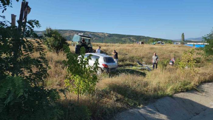Otomobile Çarptı, Su Kanalını Aşıp Tarlaya Uçtu: 6 Yaralı