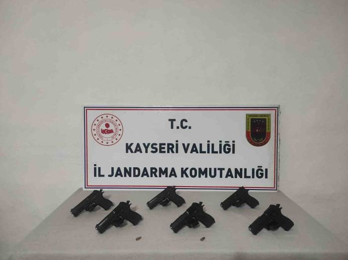 Kayseri’de Ruhsatsız Tabancaları Piyasaya Sürmek İsteyen Şahıs Jandarmadan Kaçamadı