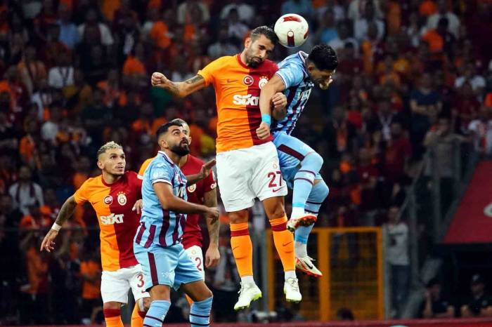 Trendyol Süper Lig: Galatasaray: 1 - Trabzonspor: 0 (İlk Yarı)