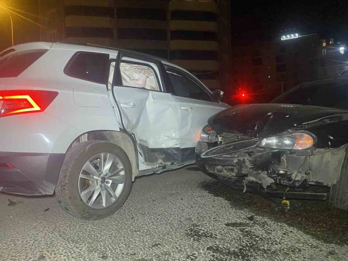 Uşak’ta İki Otomobil Kavşakta Çarpıştı: 5 Yaralı