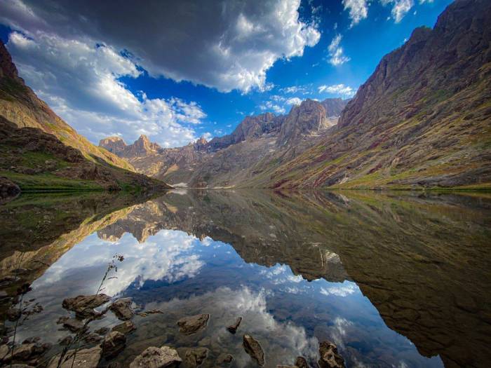Şemdinli’deki Buzul Gölleri Görenleri Hayran Bırakıyor