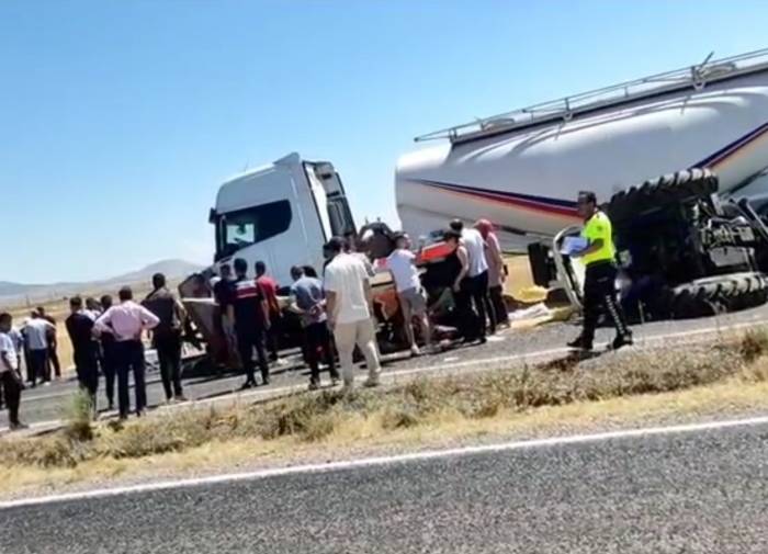 Aksaray’da Tır Traktöre Çarptı: 1 Ölü, 1 Ağır Yaralı