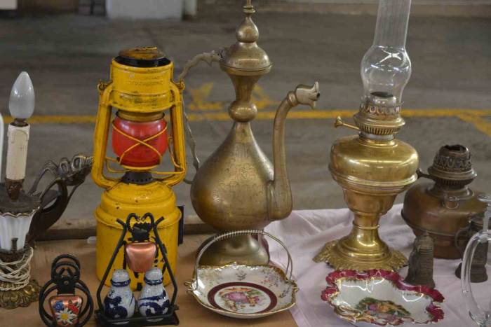 Aliağa’daki Antika Pazarı Vatandaşları Geçmişe Götürüyor