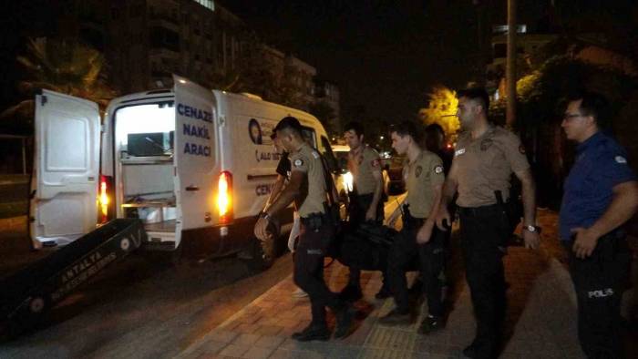 Antalya’da Boş Arazide Erkek Cesedi Bulundu