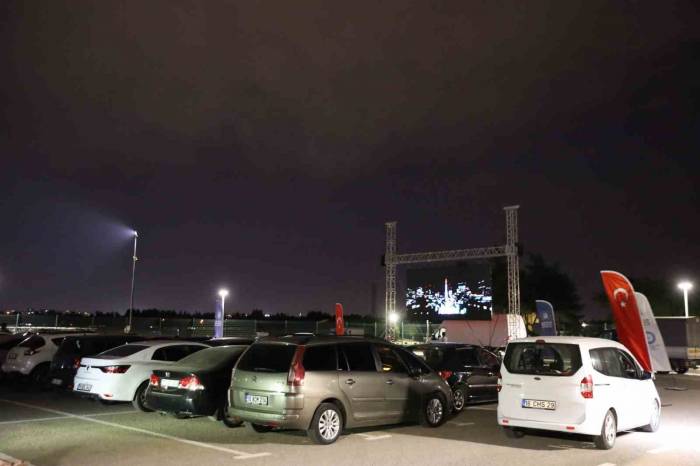 Bursa’da Yıldızların Altında Sinema Keyfi