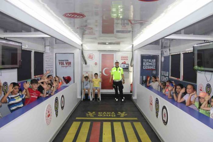 Çocuklar Mobil Eğitim Tırıyla Trafik Kurallarını Öğrendi