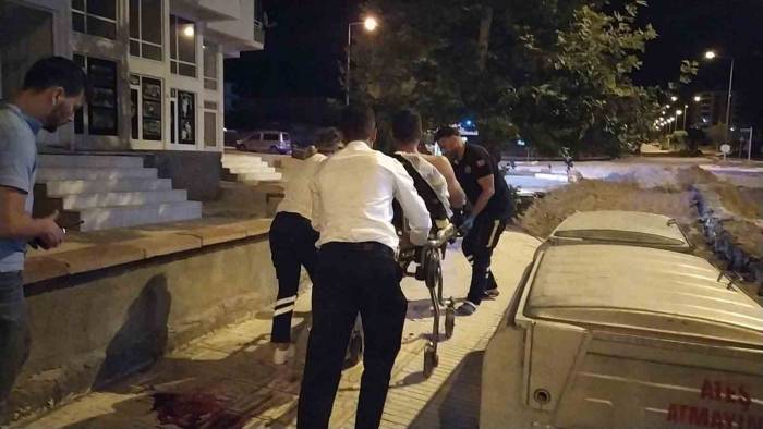 Komşular Arasında Bıçaklı Kavga: 1 Yaralı