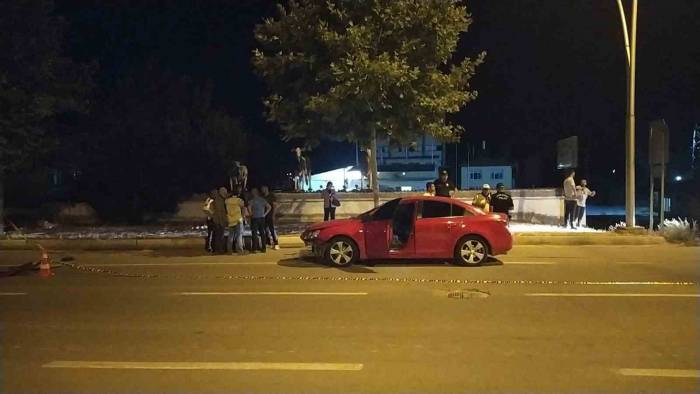 Otomobil Ve Elektrikli Motosiklet Çarpıştı: 1 Ölü