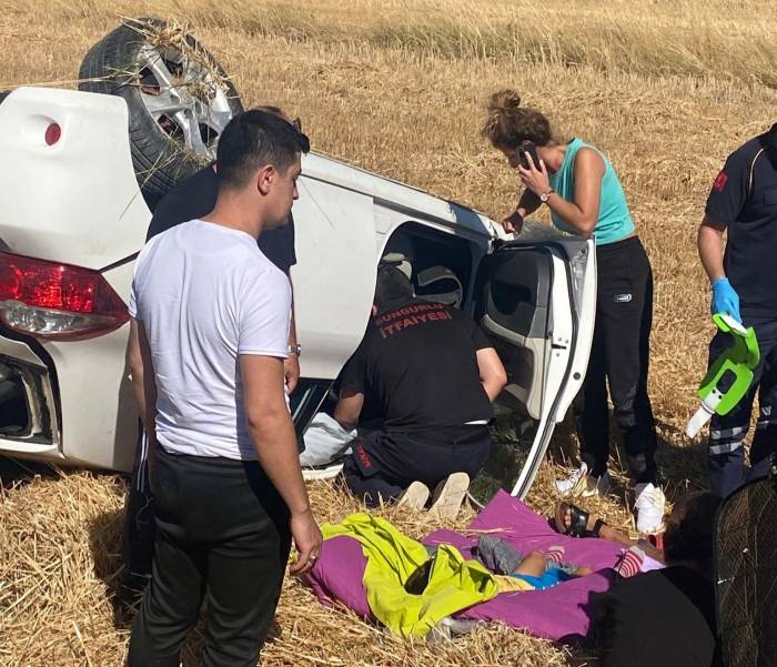 Takla Atan Otomobil Tarlaya Devrildi: 4 Yaralı