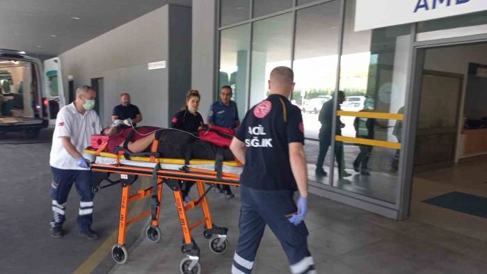 Gemideki Yalıtım Malzemeleri Yandı: 10 İşçi Zehirlenme Şüphesiyle Hastaneye Kaldırıldı