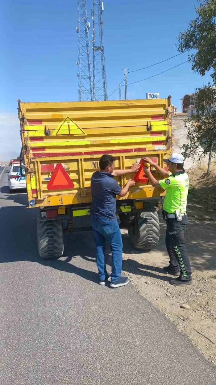 Elazığ’da Kazalara Karşı Önlem, Römorklara Reflektör Takıldı