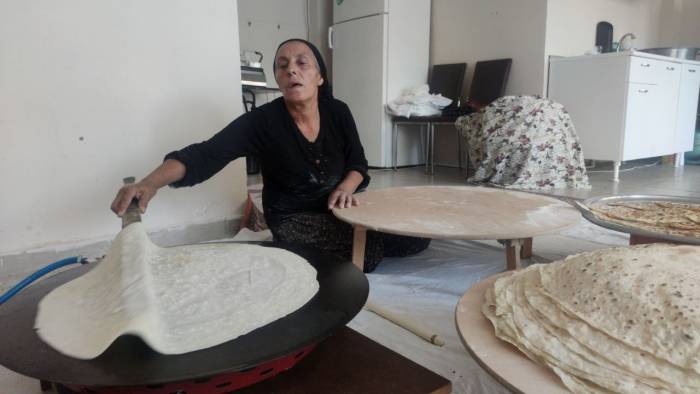 Depremzede Fadime Teyze, Enkazdan Kurtardığı İki İneğini Satarak Kendi İşinin Patronu Oldu