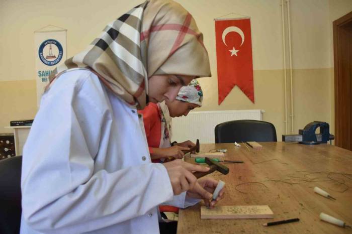 Unutulmaya Yüz Tutmuş Mesleği Kadınlar Yaşatıyor