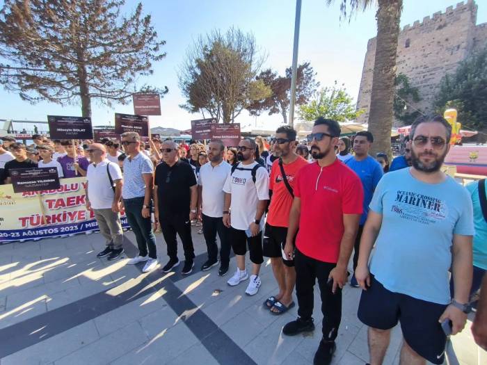 Genç Tekvandocular Şampiyona Öncesi Moral Depoladı