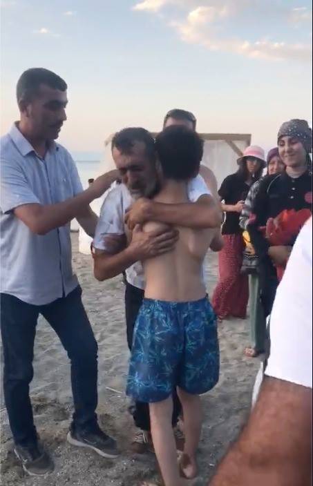 Öldü Sandığı Oğlunun Yürüyerek Geldiğini Görünce Sevinçten Gözyaşlarına Boğuldu
