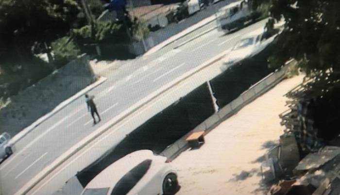 Kağıthane’de Yol Kapatıp Araçlara Taş Atan Şahıs Kamerada: Sürücülere Zor Anlar Yaşattı