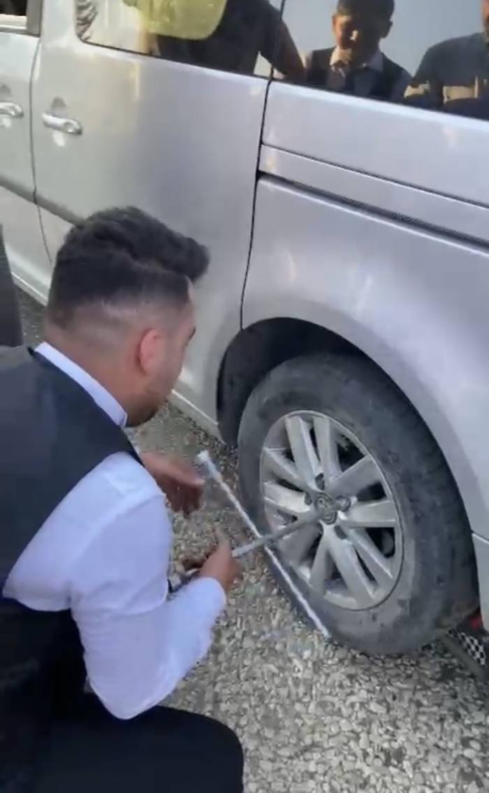 Düğü Konvoyunu Durdurup Damada Lastik Değiştirttiler