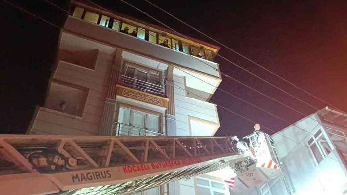 6 Katlı Binanın Çatısında Çıkan Yangın Söndürüldü