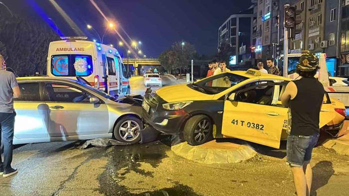 Ticari Taksi İe Otomobil Çarpıştı: 3 Yaralı