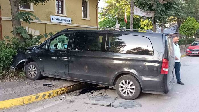 Turistleri Taşıyan Minibüs Ağaca Çarptı: 6 Yaralı