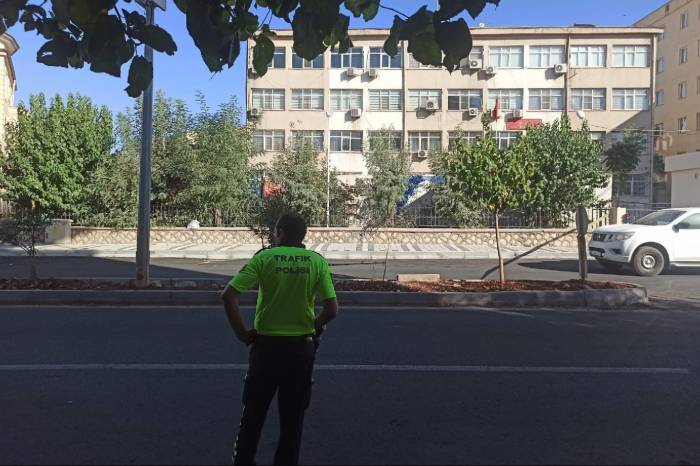 Ömerli Kaymakamlığı Önünde Şüpheli Paketten Alışveriş Malzemesi Çıktı