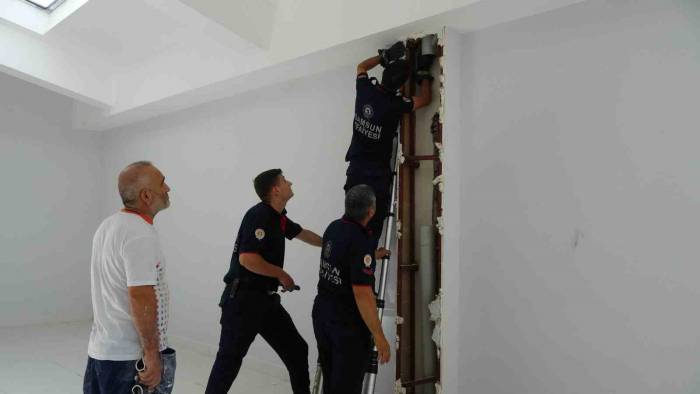 Tahliye Borusuna Sıkışan Kedi İçin Ekipler Seferber Oldu