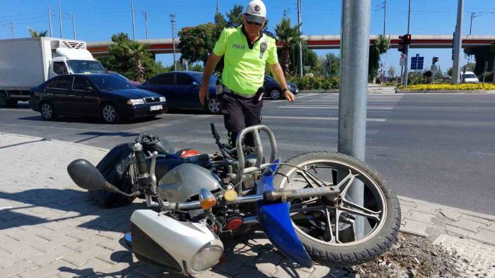 Samsun’da Otomobil Kırmızı Işıkta Bekleyen Motosiklete Çarptı: 1 Yaralı