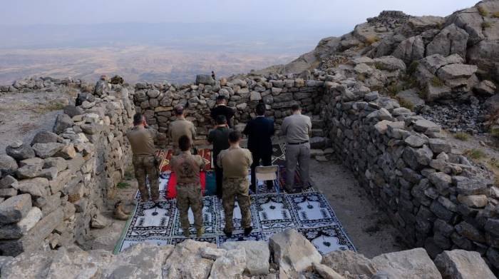 Vali Atay, Cudi Dağında Namaz Kılıp Dua Etti