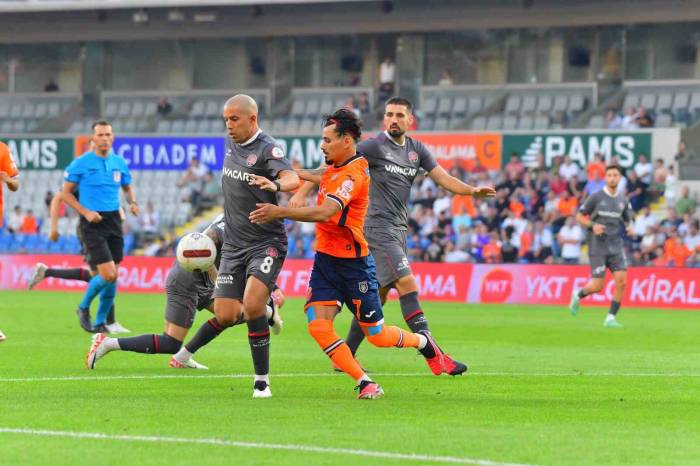 Trendyol Süper Lig: Rams Başakşehir: 0 - Fatih Karagümrük: 2 (İlk Yarı)