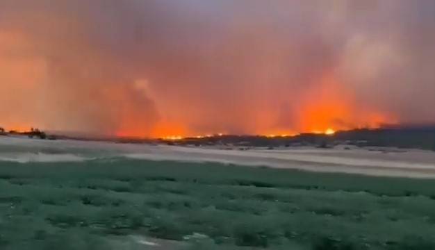 Komşudaki Yangın Rüzgarın Etkisiyle Yayılmaya Devam Ediyor
