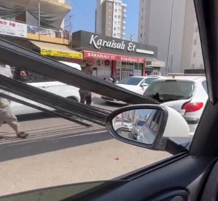 Kamyonetteki Demir Otomobile Ok Gibi Saplandı