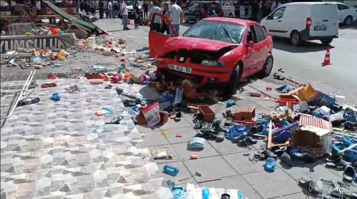 Başkent’te Dükkan Reyonlarına Çarpan Otomobilin Güvenlik Kamerası Görüntüleri Ortaya Çıktı