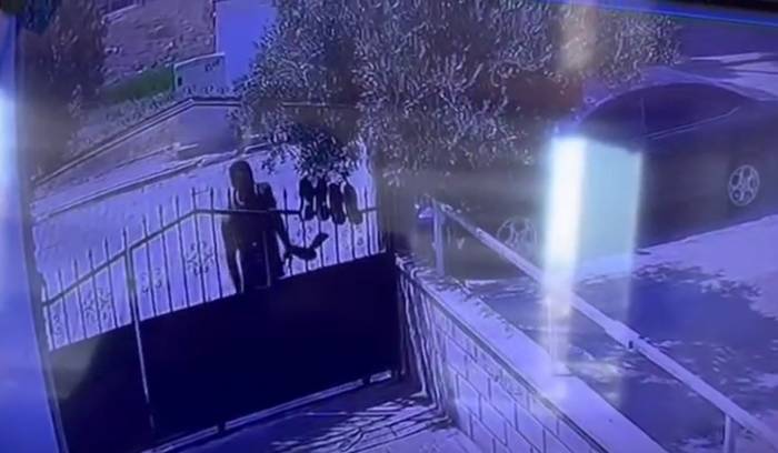Bahçe Kapısına Asılan Ayakkabıları Saniyeler İçerisinde Çaldı
