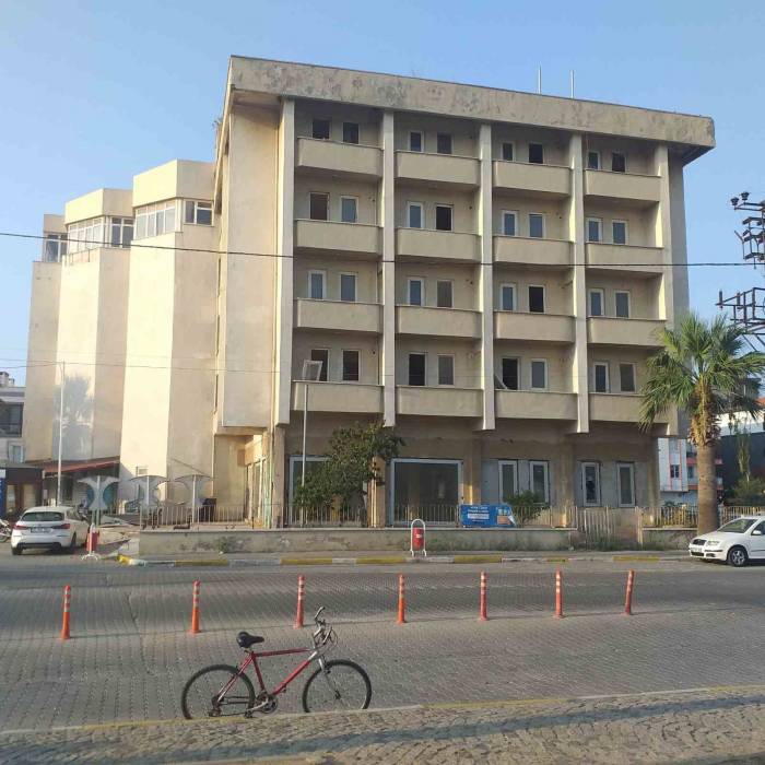 Kaçak Olduğu İddia Edilen Eski Ptt Binasının Ne Zaman Yıkılacağı Merak Konusu Oldu