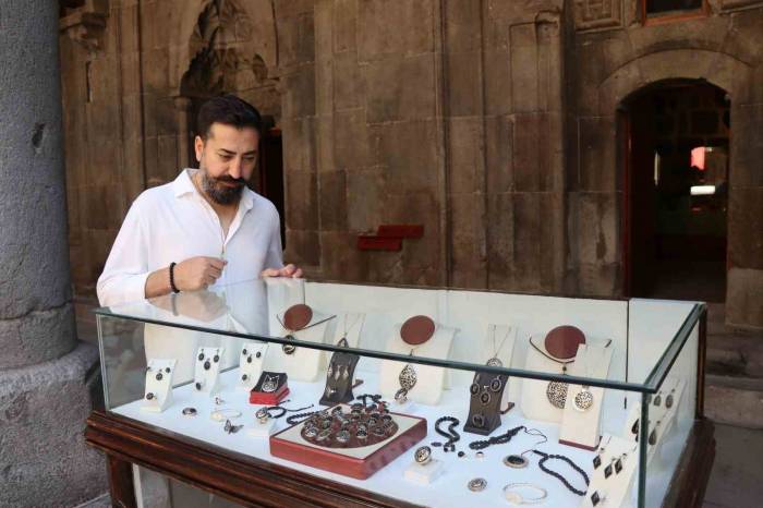 Oltu Taşı Takıları Görücüye Çıktı, Görenler Dönüp Bir Daha Baktı