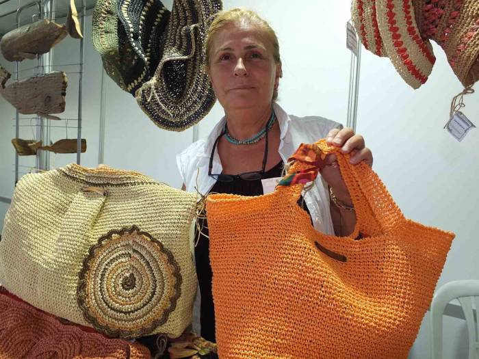 Kağıt İpten Çanta Ve Şapka Örerek İki Çocuğunu Üniversitede Okutuyor