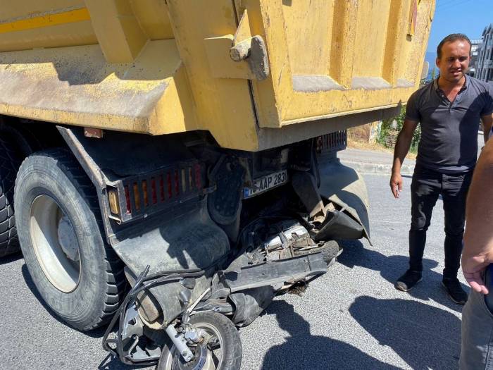Bursa’da Motosiklet Sürücüsü Kamyonun Altına Girdi