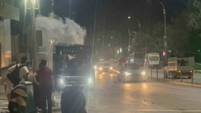 Yolcu Otobüsünden Çıkan Duman Paniğe Neden Oldu
