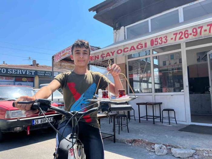 Bisiklet Üzerinde Günde 600 Bardak Çay Dağıtıyor