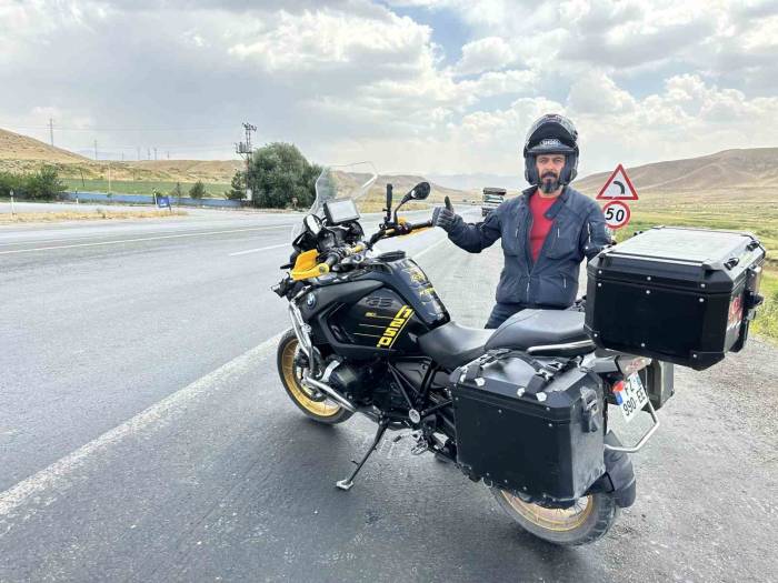 Fransa’dan 22 Gün Önce Yola Çıkan Turist Hakkari’ye Ulaştı