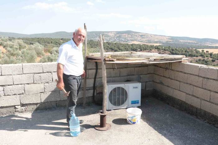 Sıcaktan Arızalanan Klima Motoruna Gölgelik Yaptı