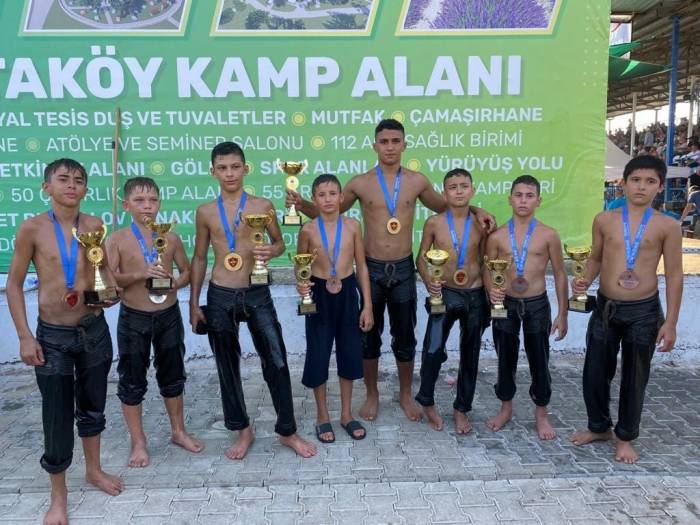 Pamukkaleli Pehlivanlar Manisa’dan 8 Madalya Kaptı