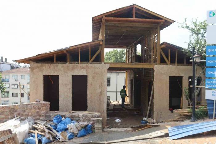 Zamana Yenik Düşen Tarihi Konağın Rekonstrüksiyon İşlemleri Sürüyor