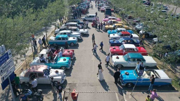 Roman Çiftler Klasik Araçlarla İzmit Sokaklarında Düğün Konvoyu Coşkusu Yaşadı