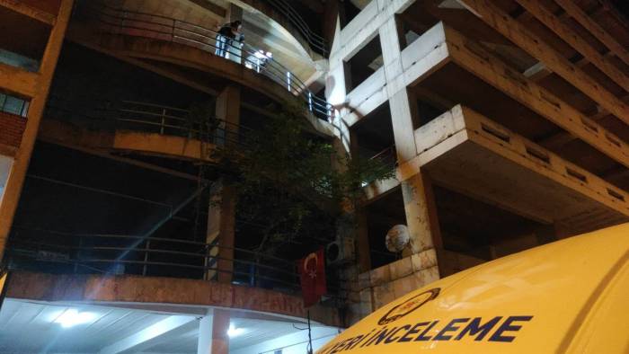 Katlı Otoparktan Düşen 35 Yaşındaki Şahıs Ağır Yaralandı
