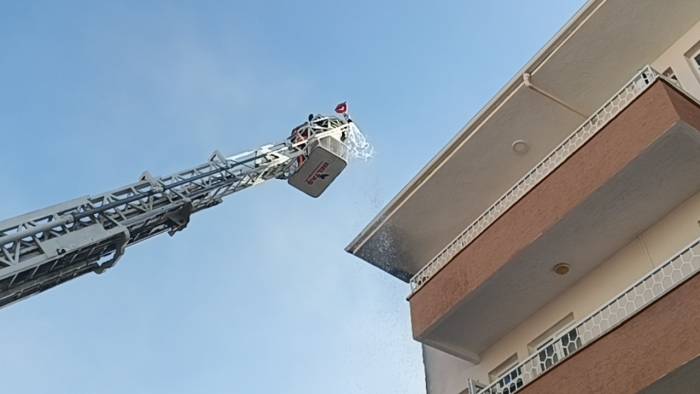 Kuru Ot Yangını Yatak Deposu Ve Apartmana Sıçradı
